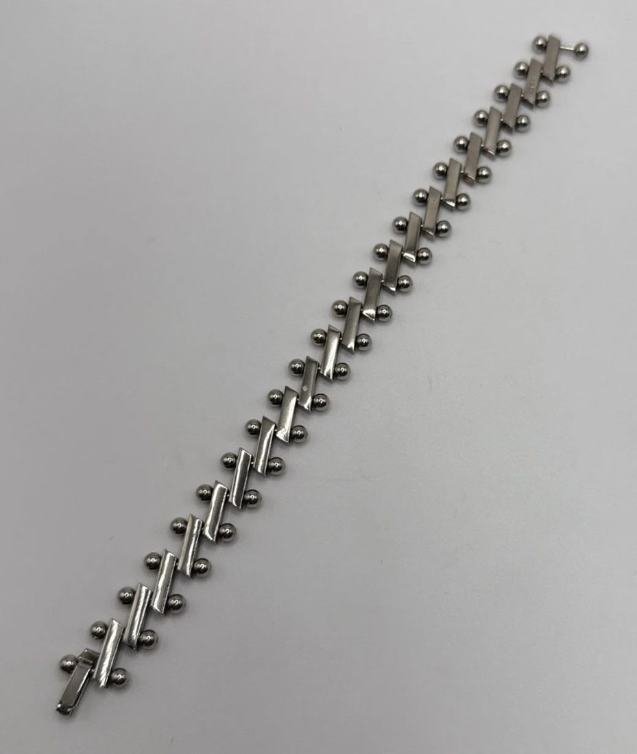 STERLING SILVER 7.5" BAR AND BALL BRACELET 33.2 GRAMS: STERLING SILVER 7.5" BAR AND BALL BRACELET 33.2 GRAMS This sterling silver bracelet features a unique design with a 7.5" bar and ball accents. Crafted with high-quality 925 sterling silver, the bracel