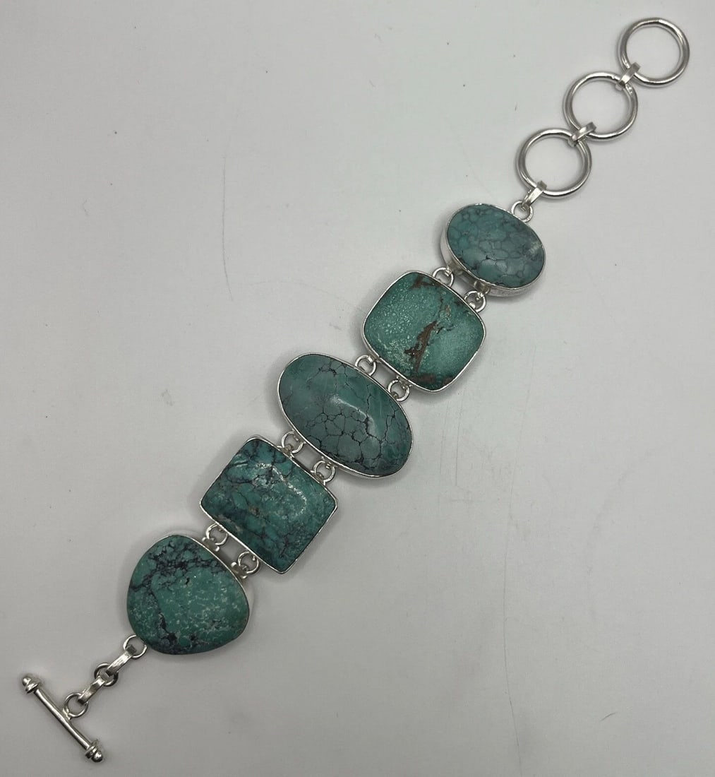 STERLING SILVER AND TURQUOISE BRACELET (ADJUSTABLE SIZES): STERLING SILVER AND TURQUOISE BRACELET (ADJUSTABLE SIZES) STERLING SILVER AND TURQUOISE BRACELET (ADJUSTABLE SIZES) This beautiful bracelet is made of high-quality sterling silver and features a stunn