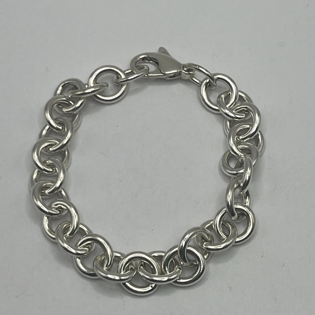 7.5" CIRCLE LINK CHARM BRACELET 29.2 GRAMS: 7.5" CIRCLE LINK CHARM BRACELET 29.2 GRAMS 7.5" CIRCLE LINK CHARM BRACELET 29.2 GRAMS This is a 925 sterling silver charm bracelet with a length of 7.5 inches and a weight of 29.2 grams. The bracelet 