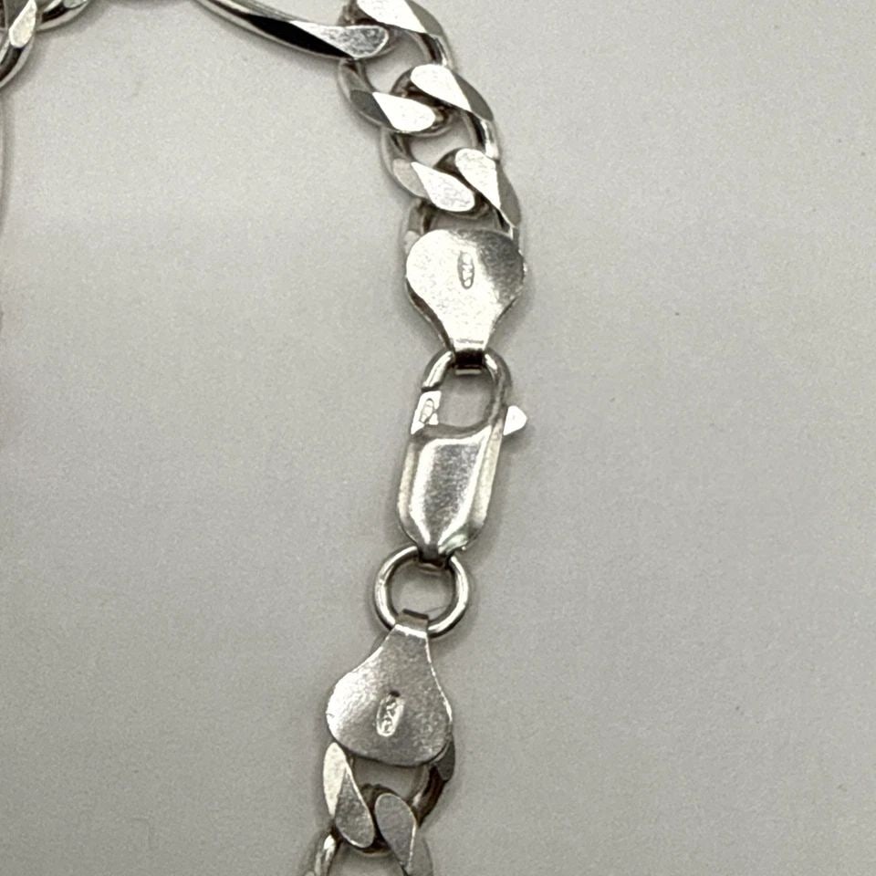 STERLING SILVER 9" FIGARO LINK BRACELET 15.4 GRAMS: STERLING SILVER 9" FIGARO LINK BRACELET 15.4 GRAMS This Sterling Silver 9" Figaro Link Bracelet weighs 15.4 grams and features a classic chain style with a Figaro design. The bracelet is crafted from 
