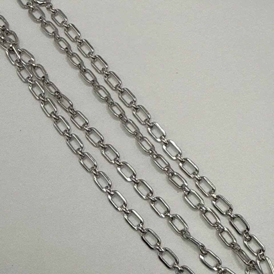27" STERLING SILVER PAPER CLIP NECKLACE 13.4 GRAMS: 27" STERLING SILVER PAPER CLIP NECKLACE 13.4 GRAMS The product is a 27" necklace crafted from 925 sterling silver with a unique paper clip style design. Weighing 13.4 grams, this piece of fine jewelry