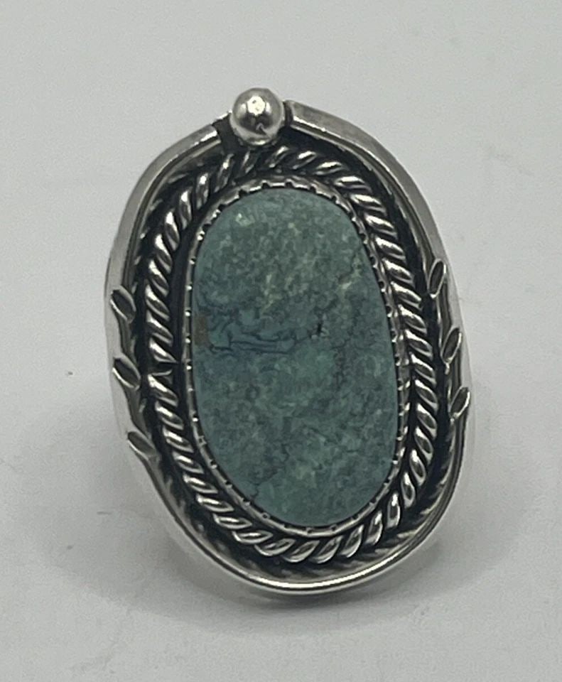 STERLING SILVER & GREEN STONE RING SIZE 5.75: STERLING SILVER & GREEN STONE RING SIZE 5.75 STERLING SILVER & GREEN STONE RING SIZE 5.75 This is a beautiful Sterling Silver ring featuring a stunning Green Stone in an Oval shape. The ring is crafte