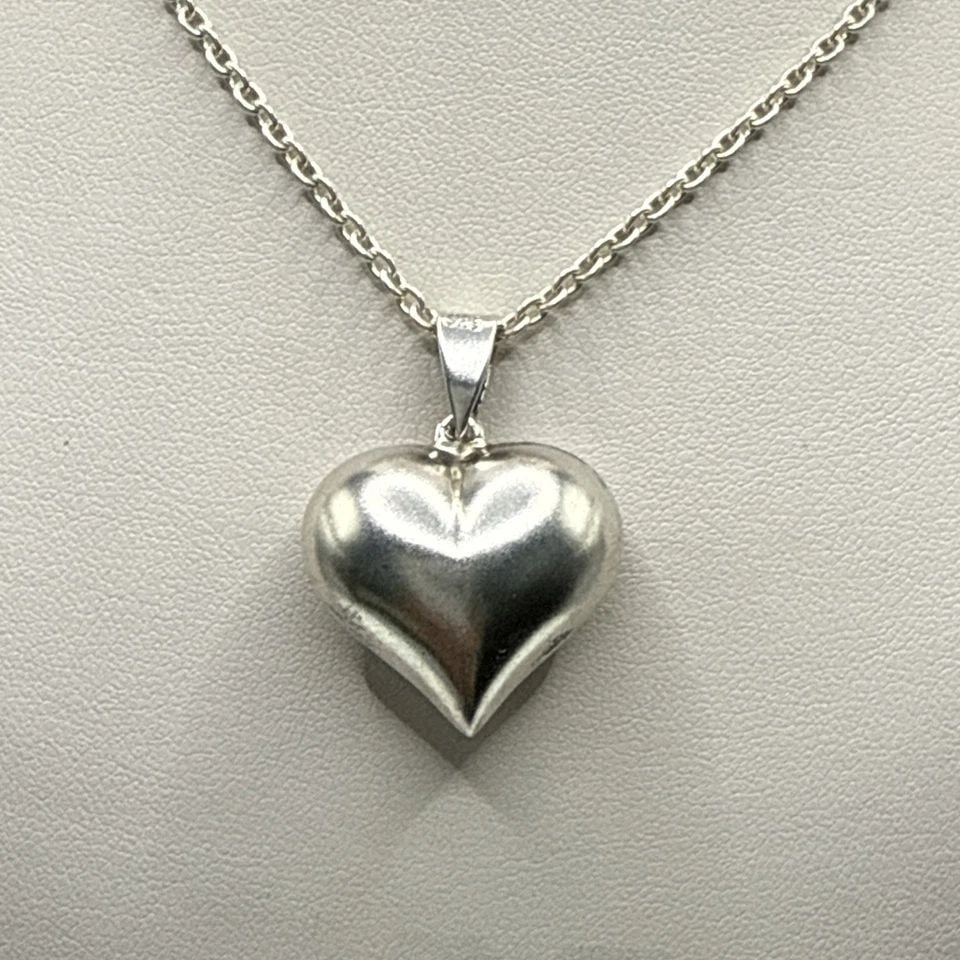 STERLING SILVER PUFFY HEART ON 20" STERLING SILVER CHAIN: STERLING SILVER PUFFY HEART ON 20" STERLING SILVER CHAIN This product is a sterling silver necklace featuring a puffy heart pendant on a 20" sterling silver chain. The necklace is made from 925 sterli