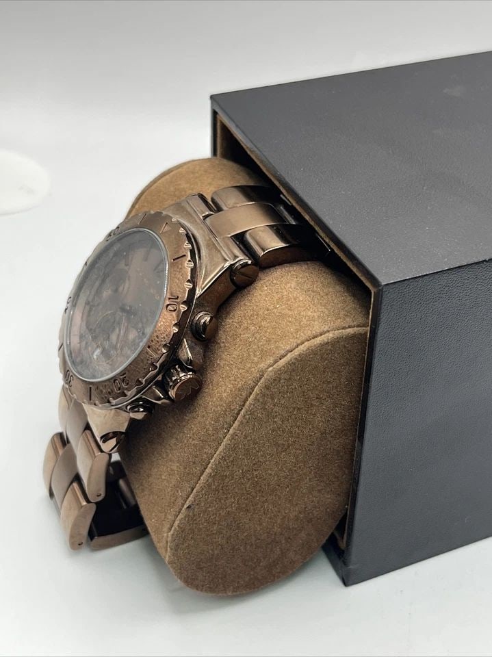 MICHAEL KORS WATCH (NEW): MICHAEL KORS WATCH (NEW) MICHAEL KORS WATCH (NEW) This elegant Michael Kors wristwatch is a must-have for any fashion-forward individual. With a stainless steel and metal band and a round watch face, 