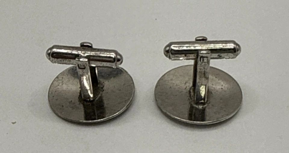 1960'S STERLING SILVER ROUND LEAF ENGRAVED CUFFLINKS: 1960'S STERLING SILVER ROUND LEAF ENGRAVED CUFFLINKS The 1960's Sterling Silver Round Leaf Engraved Cufflinks are a sophisticated and timeless accessory for men. These cufflinks feature intricate leaf