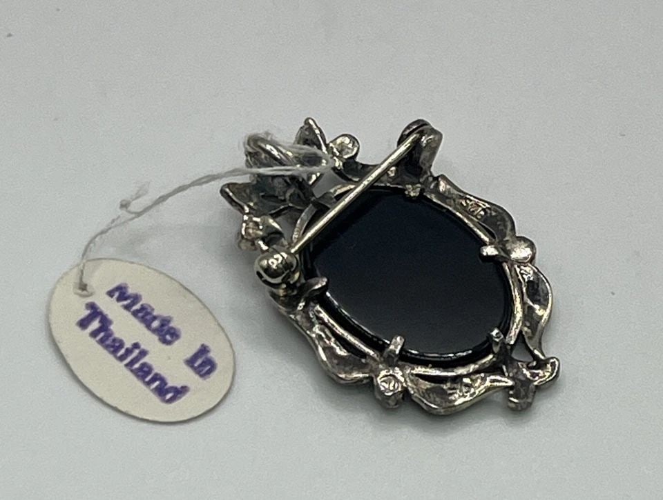 VINTAGE STERLING SILVER & MARCASITE CAMEO PENDANT/BROOCH: VINTAGE STERLING SILVER & MARCASITE CAMEO PENDANT/BROOCH VINTAGE STERLING SILVER & MARCASITE CAMEO PENDANT/BROOCH This vintage piece of jewelry is a stunning example of the beauty that can be achieved