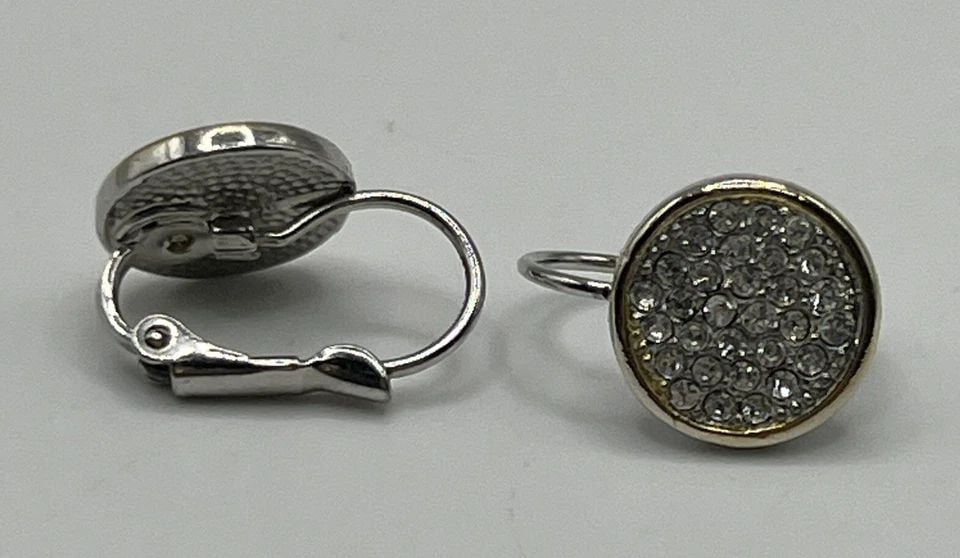 STERLING SILVER & COLORLESS STONE CIRCLE DANGLE EARRINGS: STERLING SILVER & COLORLESS STONE CIRCLE DANGLE EARRINGS STERLING SILVER & COLORLESS STONE CIRCLE DANGLE EARRINGS Add a touch of elegance to your outfit with these beautiful Sterling Silver & Colorles