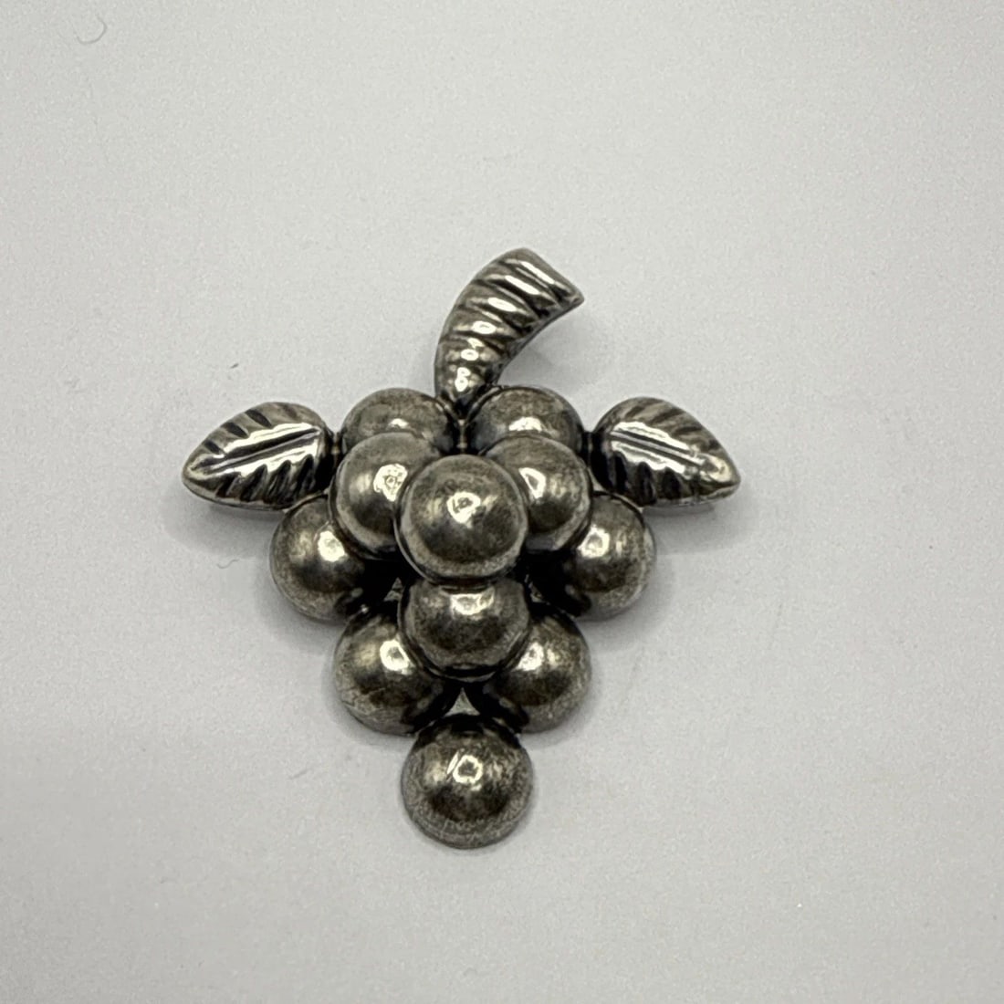 MEXICO TAXCO STERLING SILVER GRAPE BROOCH 12.1 GRAMS (1 of 2)