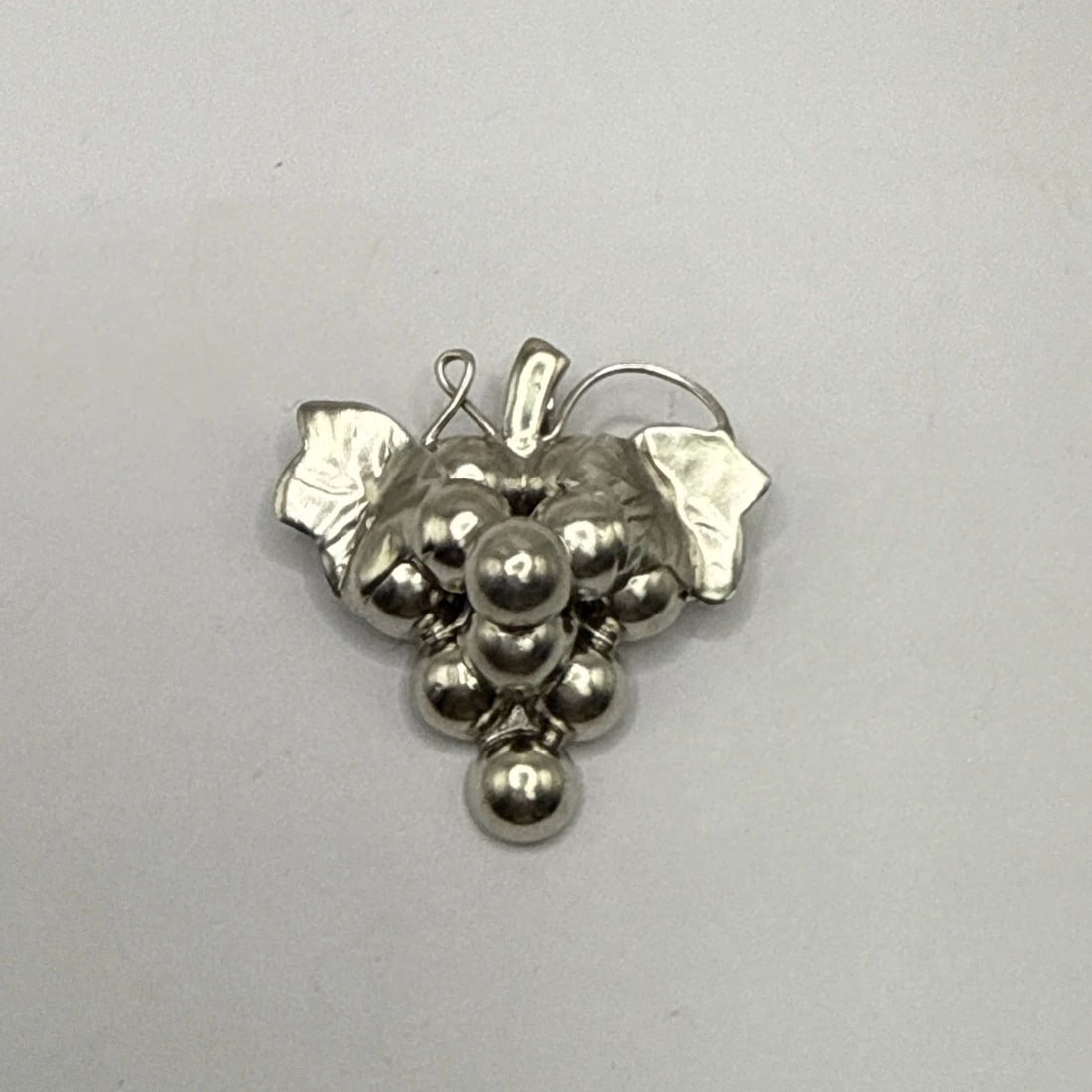 MEXICO TAXCO STERLING SILVER GRAPE BROOCH/PENDANT 7.6 GRAMS (1 of 2)