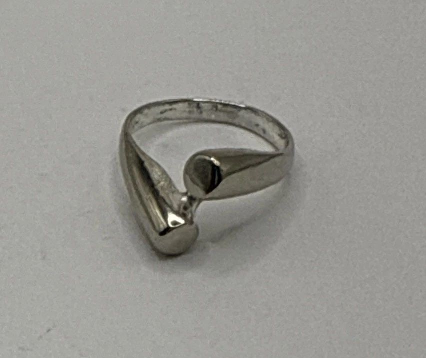 STERLING SILVER BYPASS DESIGN RING SIZE 5.5: STERLING SILVER BYPASS DESIGN RING SIZE 5.5 STERLING SILVER BYPASS DESIGN RING SIZE 5.5 Elevate your jewelry collection with this elegant Sterling Silver Bypass Design Ring, available in size 5.5. Its