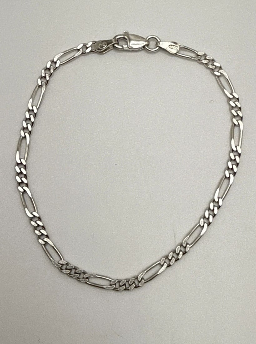 STERLING SILVER 7" THIN FIGARO BRACELET 2.9 GRAMS: STERLING SILVER 7" THIN FIGARO BRACELET 2.9 GRAMS The Sterling Silver 7" Thin Figaro Bracelet weighs 2.9 grams and features a chain style design with a sterling silver metal construction. This bracele
