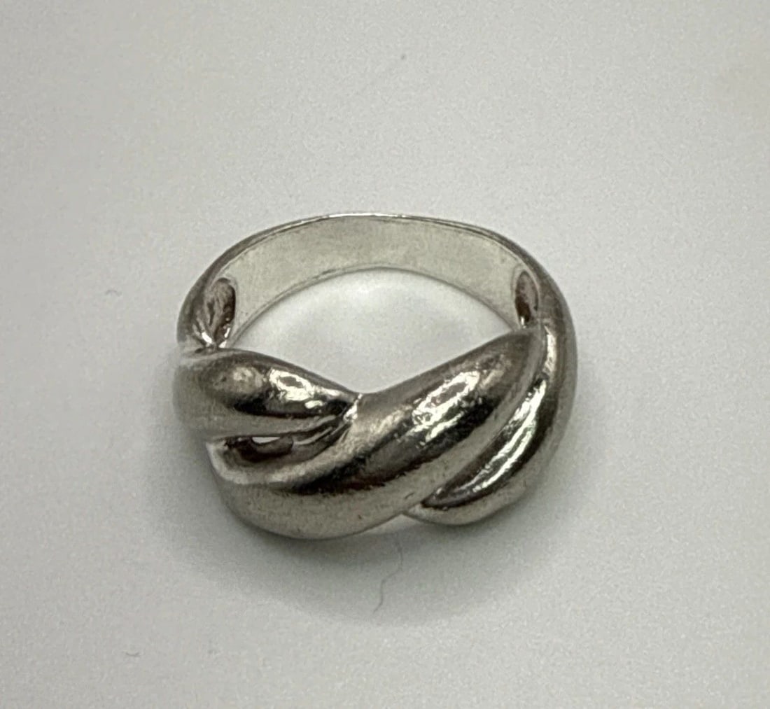 NF STERLING SILVER KNOT ETERNITY RING SIZE 6.75 (4.1 GRAMS) The Sterling Silver Square Clip-On: The Sterling Silver Square Clip-On Earrings are a stylish and classic accessory perfect for adding a touch of sophistication to any outfit. Made from 925 sterling silver, these stud earrings feature a