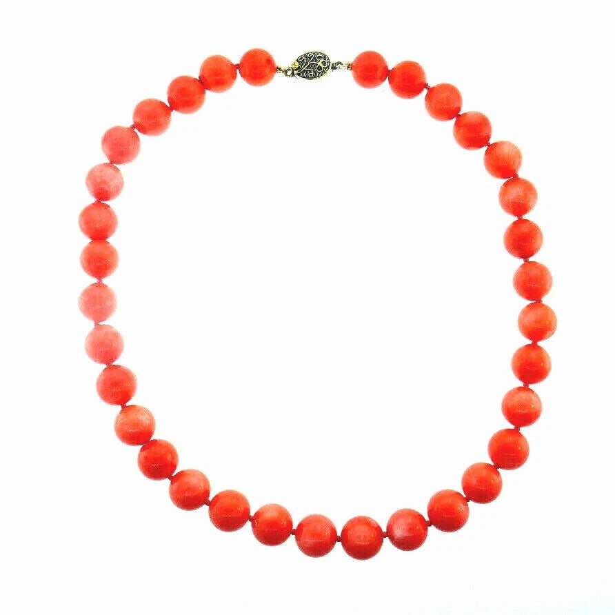 VINTAGE PEKIN GLASS BEADS SILVER CLASP NECKLACE: VINTAGE PEKIN GLASS BEADS SILVER CLASP NECKLACE Vintage pekin glass bead necklace features silver clasp Clasp is stamped with the a hallmark for silver Measurements: bead diameter is 1/2, it is 17" lo