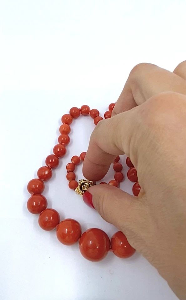 VINTAGE GRADUATED RED CORAL BEAD NECKLACE 14K GOLD DIAMOND ROSE CLASP: Vintage Graduated Red Coral Bead Necklace 14k Gold Diamond Rose Clasp ES JUOO Product details: MATERIALS: 14k Gold GEMSTONE: Coral WEIGHT: 69.8 Grams MEASUREMENTS: Length - 18 1/2" Bead Diameter - 3/4