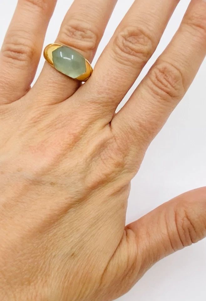 BVLGARI BULGARI 18K GOLD RING AQUAMARINE: BVLGARI BULGARI 18K GOLD RING AQUAMARINE Product details: DESIGNER: Bvlgari CIRCA: 1990’s MATERIALS: 18k Gold GEMSTONE: Aquamarine WEIGHT: 10.3 Grams MEASUREMENTS: Stone - 9/16" x 3/8" RING SIZE: 7 