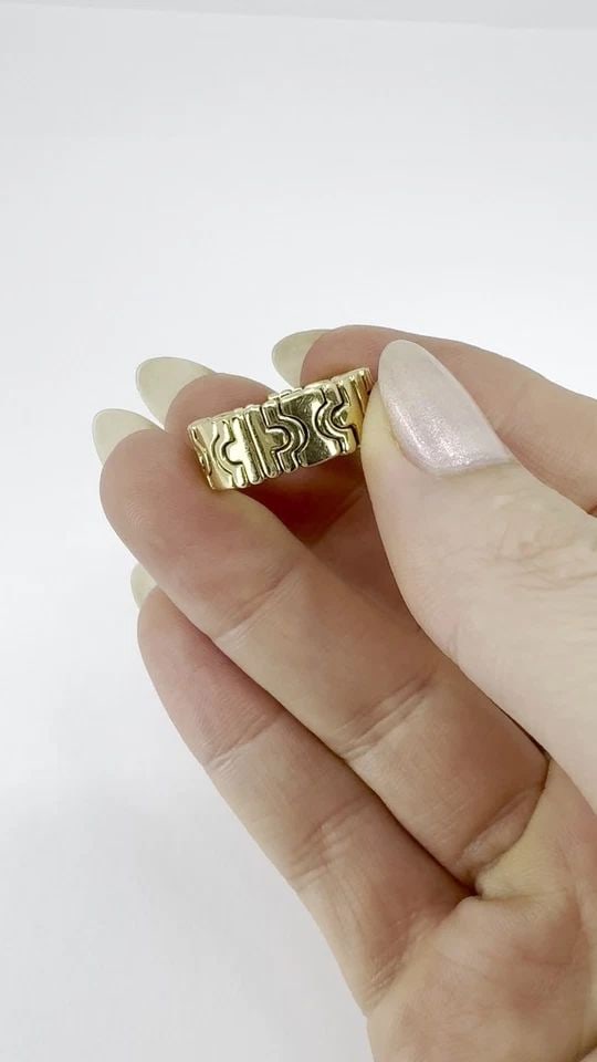 VINTAGE BVLGARI 18K GOLD PARENTESI RING: VINTAGE BVLGARI 18K GOLD PARENTESI RING KL UUTO This vintage Bvlgari Parentesi ring is a refined example of the brand’s signature Italian craftsmanship and bold architectural design. Fashioned in 18