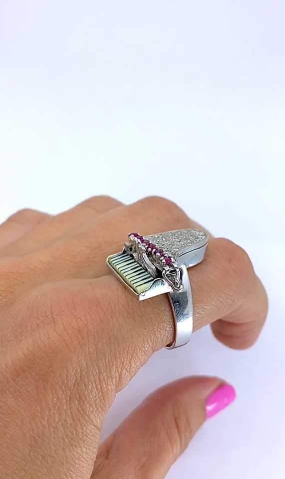 VINTAGE 14K GOLD GRAND PIANO DIAMOND GEMSTONE RING: VINTAGE 14K GOLD GRAND PIANO DIAMOND GEMSTONE RING MATERIALS 14k Gold GEMSTONE Diamond WEIGHT 12.7 Grams MEASUREMENTS 13/16" x 15/16" RING SIZE 10.75 HALLMARKS 14K ITEM DETAILS Vintage 14k Gold Grand 