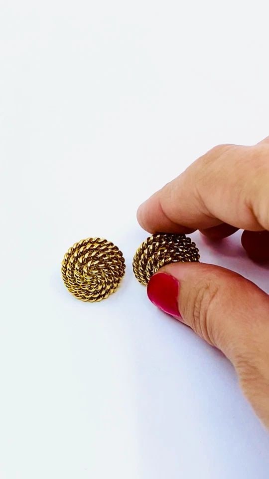 TIFFANY & CO. 18K GOLD ROPE EARRINGS STUD: TIFFANY & CO. 18K GOLD ROPE EARRINGS STUD TIFFANY & CO. 18K GOLD ROPE EARRINGS STUD DESIGNER: Tiffany & Co. CIRCA: Late 20th Century MATERIALS: 18k Yellow Gold WEIGHT: 18.8 grams MEASUREMENTS: Diamete