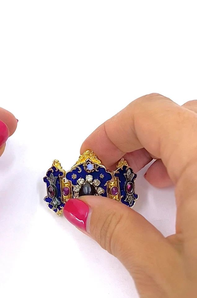 ANTIQUE VICTORIAN 14K GOLD GEMSTONE ENAMEL BUCKLE: ANTIQUE VICTORIAN 14K GOLD GEMSTONE ENAMEL BUCKLE ES JETO Product details: MATERIALS: 14k Gold, Enamel GEMSTONE: Garnet, Diamond, Opal WEIGHT: 26.3 Grams MEASUREMENTS: 1 1/2" x 1 5/8" ITEM DETAILS: An