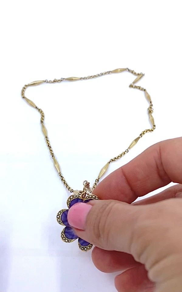 14K GOLD VIOLET FLOWER DIAMOND SEED PEARL PENDANT BROOCH NECKLACE: 14K GOLD VIOLET FLOWER DIAMOND SEED PEARL PENDANT BROOCH NECKLACE MATERIALS: 14k Gold GEMSTONE: Diamond WEIGHT: Pendant - 6.1 Grams; Chain - 6.8 Grams MEASUREMENTS: Pendant - 1" Chain - 16" HALLMARKS: