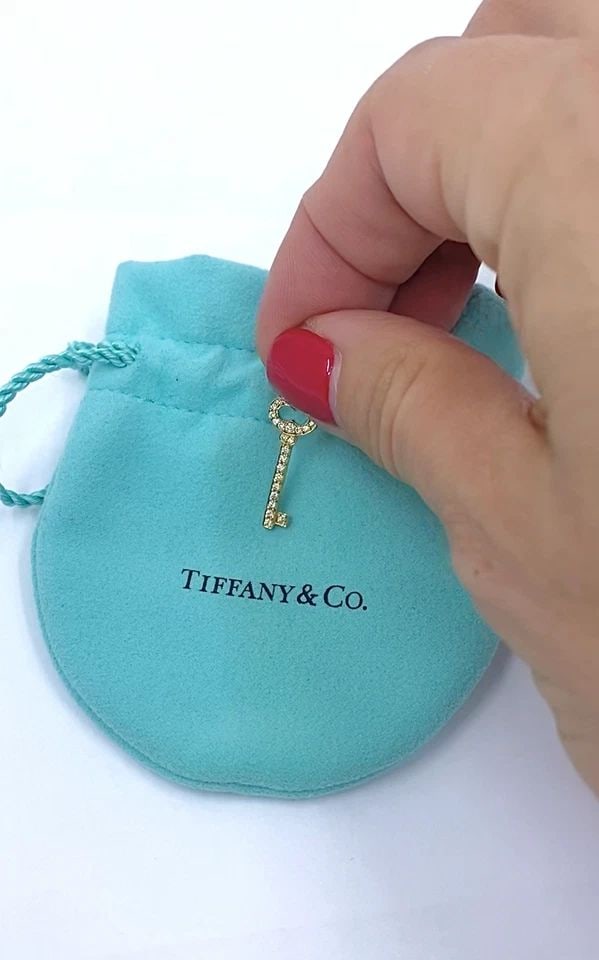 TIFFANY & CO. 18K YELLOW GOLD DIAMOND KEY PENDANT: Tiffany & Co. 18k Yellow Gold Diamond Key Pendant ES JJTO Product details: DESIGNER: Tiffany & Co. CIRCA: 2000s MATERIALS: 18K Gold GEMSTONE: Diamond WEIGHT: 1.1 Grams MEASUREMENTS: 5/16" x 13/16" HAL