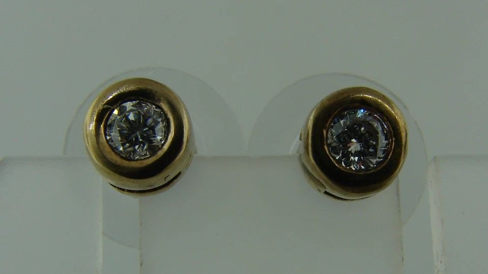 CHIC ROUND DIAMOND YELLOW GOLD STUD EARRINGS STUDS PERFECT GIFT: CHIC ROUND DIAMOND YELLOW GOLD STUD EARRINGS STUDS PERFECT GIFT Diamond & Yellow Gold Stud Earrings Wonderful MUST HAVE stud earrings that are a great addition to your collection. Weight is 1.7 grams.