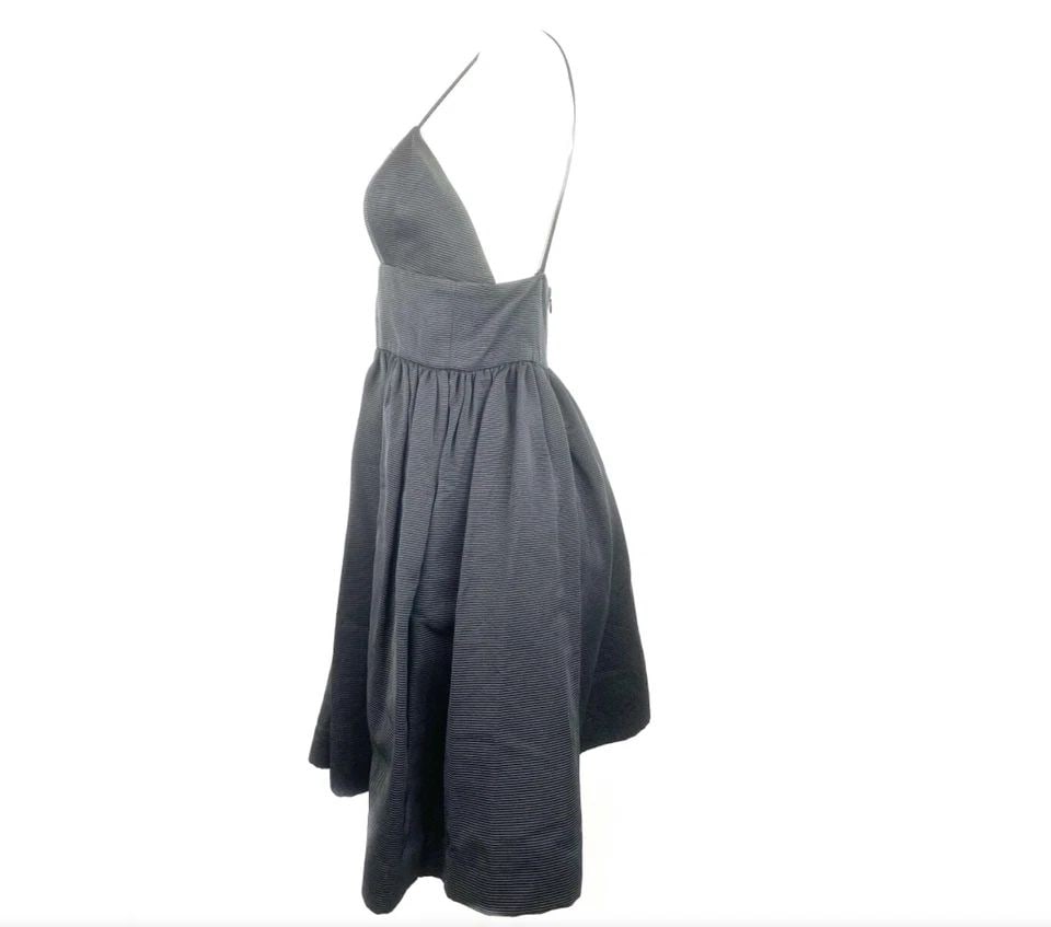 BILL BLASS BLACK BABYDOLL DRESS SIZE 8: BILL BLASS BLACK BABYDOLL DRESS SIZE 8 BILL BLASS BLACK BABYDOLL DRESS SIZE 8 Black striped textured pattern Featuring spaghetti straps, measure 6" on the front and 10.5" on the back One pocket on eac