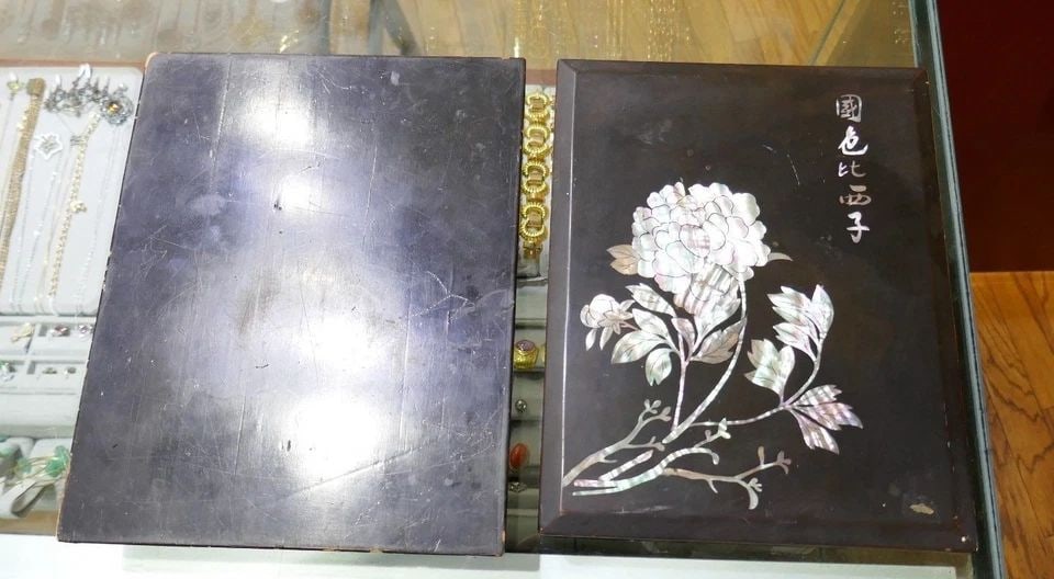 GORGEOUS ASIAN INSPIRED BLACK SANDALWOOD & MOTHER OF PEARL BOX (1 of 2)