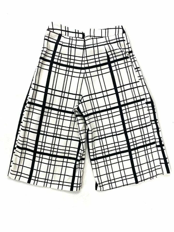 DO+BE BLACK AND WHITE PLAID CAPRI PANTS, SIZE M (1 of 2)