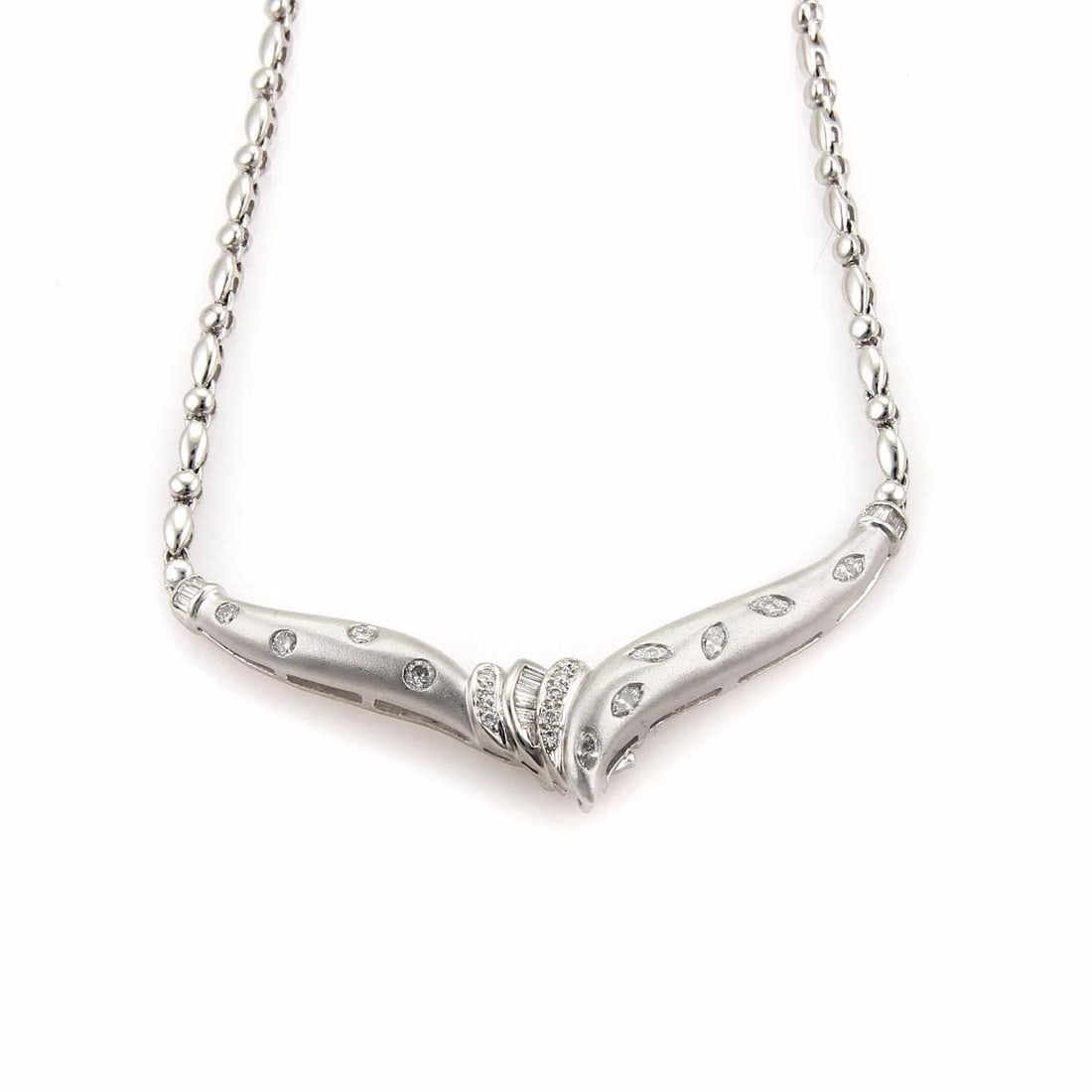 TIFFANY & CO. ATLAS DIAMOND 18K WHITE GOLD ROUND PENDANT LARIAT NECKLACE: TIFFANY & CO. ATLAS DIAMOND 18K WHITE GOLD ROUND PENDANT LARIAT NECKLACE Tiffany & Co. Atlas Diamond 18k White Gold Round Pendant Lariat Necklace Description From the ATLAS Collection by Tiffany & Co.
