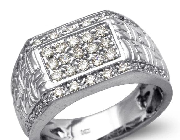 NEW 14K WHITE GOLD MEN'S WHITE CLUSTER RING: NEW 14K WHITE GOLD MEN'S WHITE CLUSTER RING MEN'S WHITE CLUSTER RING NEW 14K WHITE GOLD Apx. WIDTH: 12mm Apx. WEIGHT: 11.4g
