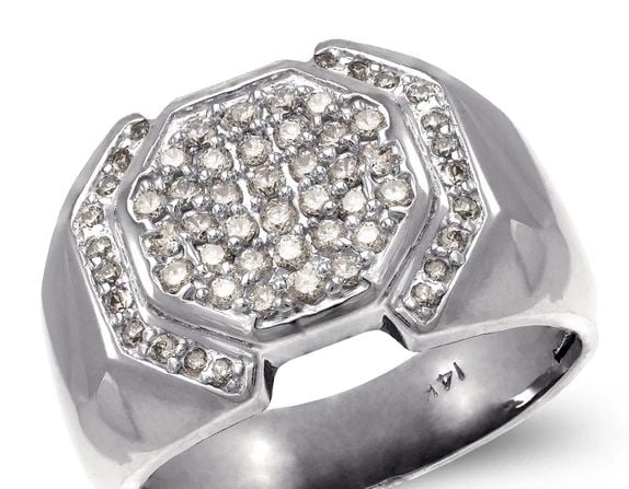 NEW 14K WHITE GOLD MEN'S WHITE CLUSTER RING: NEW 14K WHITE GOLD MEN'S WHITE CLUSTER RING MEN'S WHITE CLUSTER RING NEW 14K WHITE GOLD Apx. WIDTH: 15mm Apx. WEIGHT: 11.3g