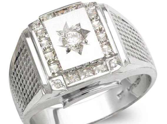 NEW 14K WHITE GOLD MEN'S FANCY WHITE RING: NEW 14K WHITE GOLD MEN'S FANCY WHITE RING MEN'S FANCY WHITE RING NEW 14K WHITE GOLD Apx. WIDTH: 15mm Apx. WEIGHT: 9.6g
