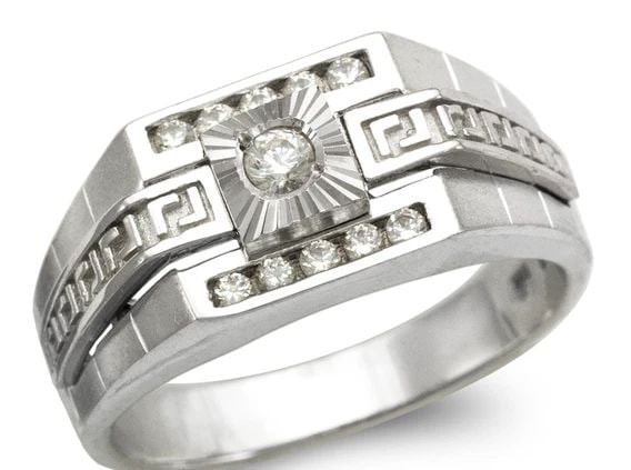 NEW 14K WHITE GOLD MEN'S FANCY WHITE RING: NEW 14K WHITE GOLD MEN'S FANCY WHITE RING MEN'S FANCY WHITE RING NEW 14K WHITE GOLD Apx. WIDTH: 11mm Apx. WEIGHT: 8.7g