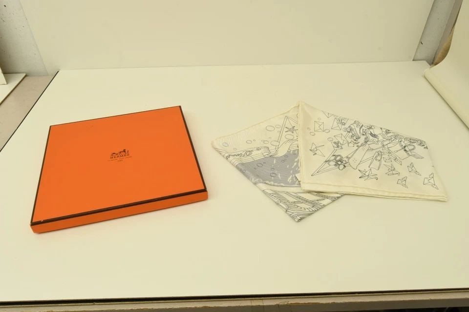 AUTHENTIC HERMES SCARF FLAGSHIP STORE FAUBOURG WHITE 90CM RYBALTCHENKO SILK (1 of 2)