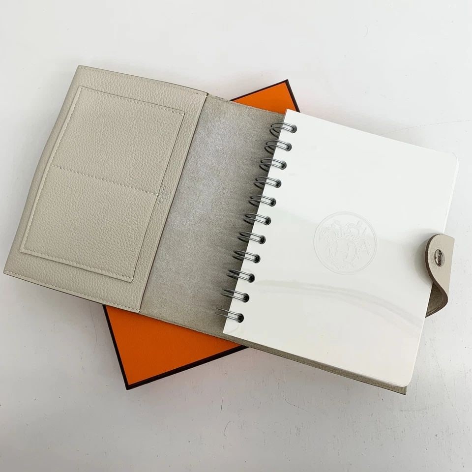 AUTHENTIC HERMES TOGO WHITE LEATHER AGENDA BOOK VINTAGE HOME OFFICE ACCESSORY: AUTHENTIC HERMES TOGO WHITE LEATHER AGENDA BOOK VINTAGE HOME OFFICE ACCESSORY AUTHENTIC HERMES TOGO WHITE LEATHER AGENDA BOOK VINTAGE HOME OFFICE ACCESSORY Hermes Togo, Ulysse Ring Booklet, Planner, B