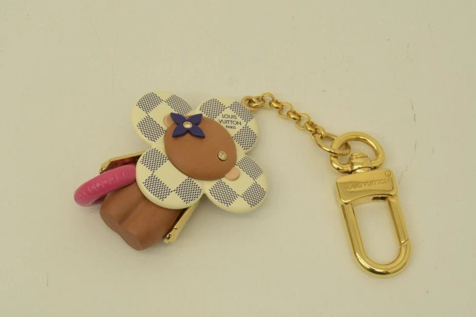 AUTHENTIC LOUIS VUITTON CLOVER KEYCHAIN GP SWIMMING FIGURE PINK TUBE ACCESSORY (1 of 2)