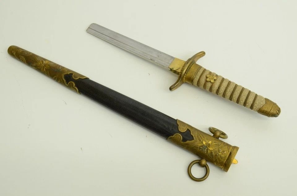 AUTHENTIC JAPANESE MILITARY DAGGER STEEL BLADE GOLD VINTAGE COLLECTIBLE DIRK (1 of 2)