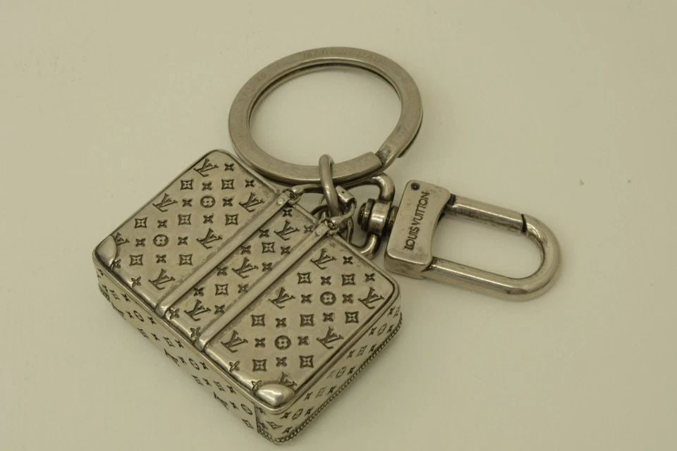 AUTHENTIC LOUIS VUITTON SILVER PLATED LUGGAGE KEYCHAIN LOGO JEWELRY ACCESSORY 2 (1 of 2)