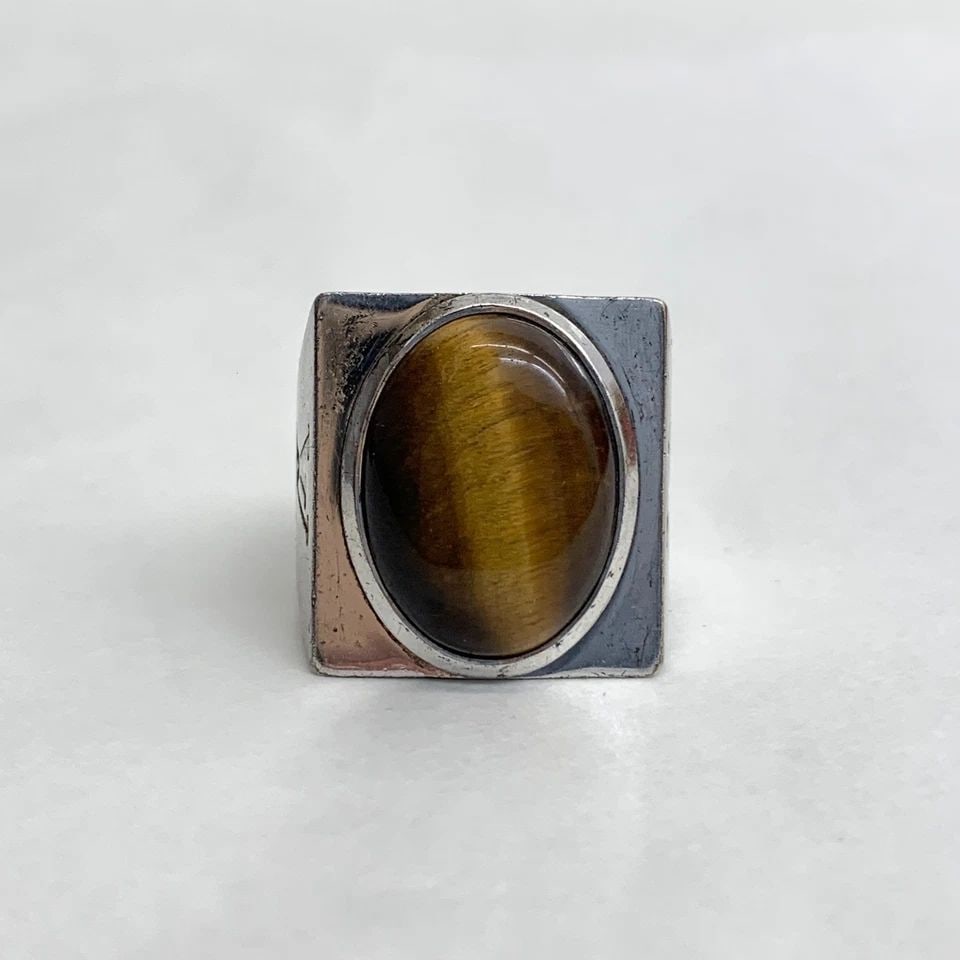 AUTHENTIC LOUIS VUITTON RING CHEVALIER LV LOGO BROWN FAUX GEM JEWELRY ACCESSORY: AUTHENTIC LOUIS VUITTON RING CHEVALIER LV LOGO BROWN FAUX GEM JEWELRY ACCESSORY Louis Vuitton Silver Plated, Faux Gemstone Size 19 Jewelry Accessory Mens, Womens, Unisex Manufactured: Italy Stone: 19m