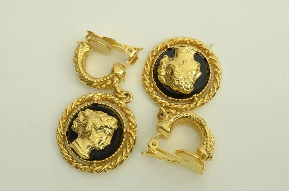 AUTHENTIC YSL CLIP ON EARRINGS GP HALF CRESCENT ROUND BLACK PROFILE JEWELRY YVES: AUTHENTIC YSL CLIP ON EARRINGS GP HALF CRESCENT ROUND BLACK PROFILE JEWELRY YVES Authentic YSL Clip On Earrings GP Half Crescent Round Black Profile Jewelry Yves Condition: wonderful condition earring