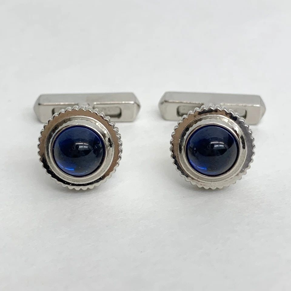 AUTHENTIC CARTIER CUFFLINKS SIGNATURE BLUE STERLING SILVER 925 JEWELRY ACCESSORY: AUTHENTIC CARTIER CUFFLINKS SIGNATURE BLUE STERLING SILVER 925 JEWELRY ACCESSORY Jewelry Accessory Mens, Unisex Cufflinks Signature Emblem 925 Sterling Silver Vintage Length: 2.5 cm Width: 1.9 cm Embl