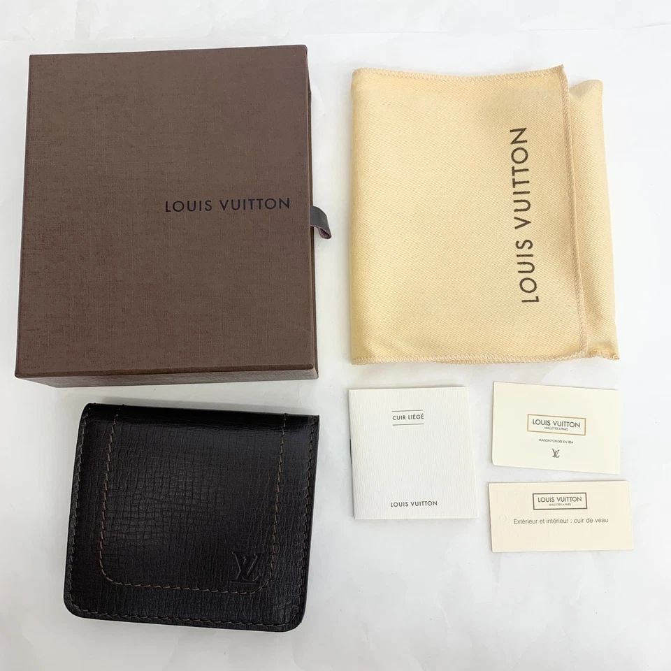 AUTHENTIC LOUIS VUITTON BROWN WALLET LEATHER CLIP COIN CASE WALLET LOGO: AUTHENTIC LOUIS VUITTON BROWN WALLET LEATHER CLIP COIN CASE WALLET LOGO Louis Vuitton Clip Closure Coin Pouch Leather Manufactured: France Width: 10.5 cm Height: 9.5 cm Depth: 3.0 cm ----- CONDITION R