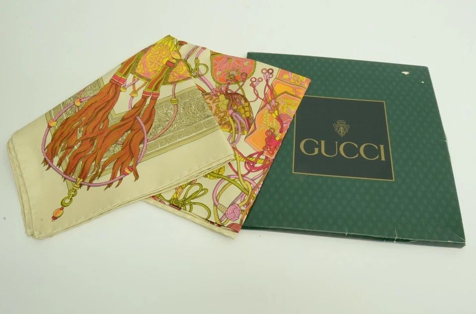 AUTHENTIC GUCCI VINTAGE SCARF 90CM SILK BEIGE PINK MEANDER TASSELS W CLASSIC BOX: AUTHENTIC GUCCI VINTAGE SCARF 90CM SILK BEIGE PINK MEANDER TASSELS W CLASSIC BOX Authentic Gucci Vintage Scarf 90cm Silk Beige Pink Meander Tassels w Classic Box Authentic Gucci Vintage Scarf 90cm Sil