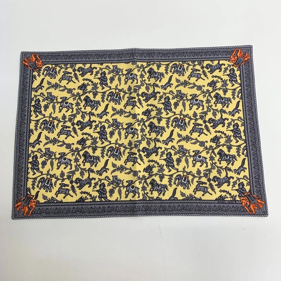 AUTHENTIC HERMES ELEPHANT PLACEMAT SET KITCHEN YELLOW DINNER HOME COLLECTIBLE (1 of 2)