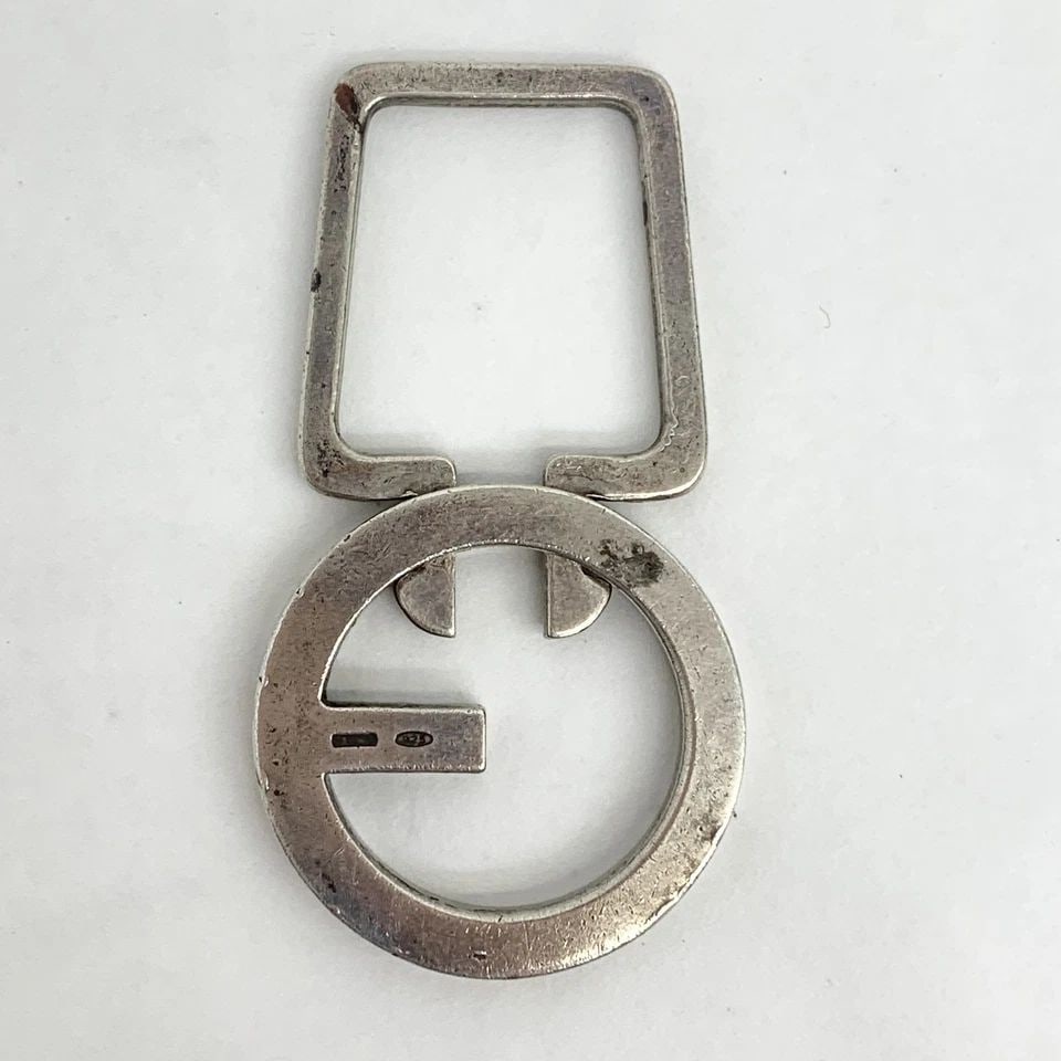 AUTHENTIC GUCCI G LOGO KEY RING 925 STERLING SILVER CHARM KEYCHAIN ACCESSORY: AUTHENTIC GUCCI G LOGO KEY RING 925 STERLING SILVER CHARM KEYCHAIN ACCESSORY Classic, Logo, Signature Bag Charm, Key Chain 925 Sterling Silver Length: 5.5 cm Diameter: 3 cm 18.5 grams Manufactured: It