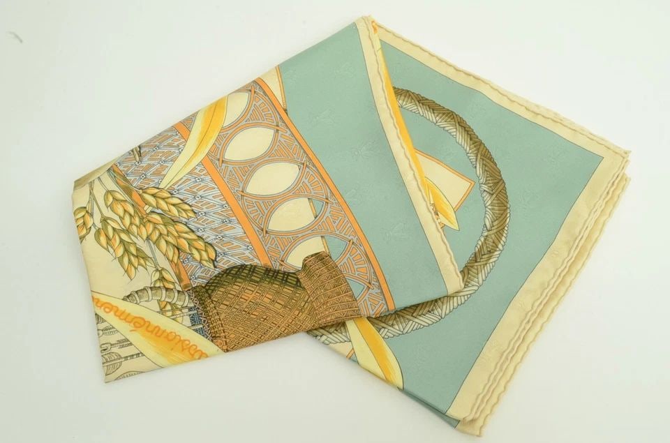 AUTHENTIC HERMES 100% SILK SCARF AMOURS GREEN FAIVRE VINTAGE 90CM CARRE (1 of 2)