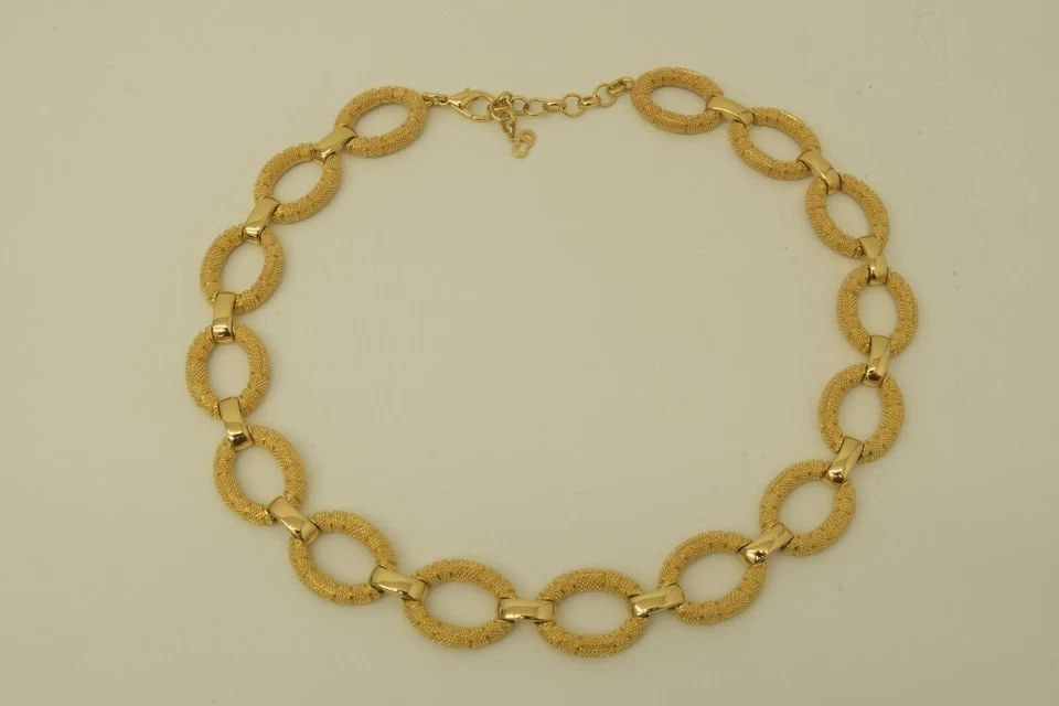 AUTHENTIC CHRISTIAN DIOR VTG NECKLACE GP TEXTURED OVAL LOOP JEWELRY ACCESORY (1 of 2)
