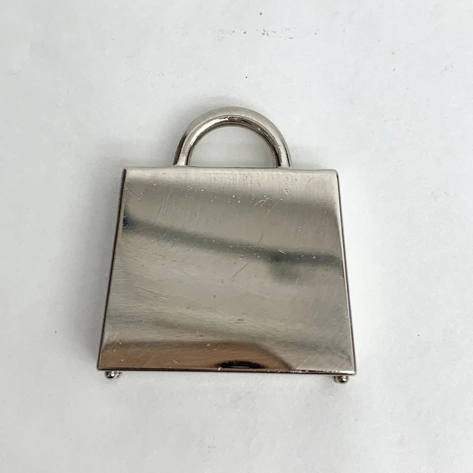 AUTHENTIC HERMES CURIOSITE KELLY BAG YELLOW SILVER PLATED COLLECTIBLE CHARM: AUTHENTIC HERMES CURIOSITE KELLY BAG YELLOW SILVER PLATED COLLECTIBLE CHARM Hermes Purse, Kelly Bag, Fashion, Charm, Jewelry Height: 3.0 cm Width: 3.0 cm Depth: 7.5 cm 33.5 grams Silver Plated GD 02 2