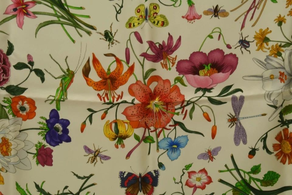 AUTHENTIC GUCCI PINK BORDER WHITE FLORAL SCARF 100% SILK 90CM FLOWERS: AUTHENTIC GUCCI PINK BORDER WHITE FLORAL SCARF 100% SILK 90CM FLOWERS Authentic Gucci Pink Border White Floral Scarf 100% Silk 90cm Flowers Authentic Gucci Pink Border White Floral Scarf 100% Silk 90c